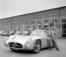 Mercedes-Benz 300 SLR Uhlenhaut Coupé und Chefingenieur Rudolf Uhlenhaut.  Foto: Autoren-Union Mobilität/Mercedes-Benz